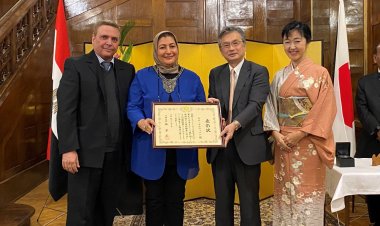 شاهد| وزير الخارجية الياباني يكرم المصرية منى اللبان