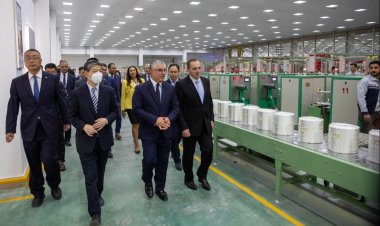 رئيس اقتصادية قناة السويس والسفير الصيني يطلقان شعلة التشغيل التجريبي لخط إنتاج جديد بمصنع جوشي مصر بالسخنة