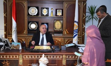 محافظ قنا يواصل استقبال المواطنين بمكتبه للإستماع لشكواهم