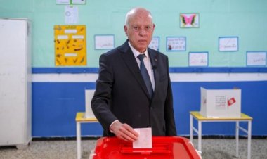 رئيس تونس يؤدلي بصوته في انتخابات مجلس نواب الشعب