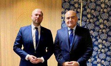 سفير مصر في هولندا يلتقي رئيس لجنة العلاقات الخارجية بالبرلمان الهولندي