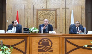 محافظ قنا يلتقي بملاك وحدات الطعام المتنقلة