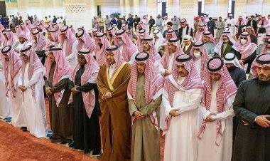 أمير الرياض يؤدي صلاة الميت على أحمد السديري