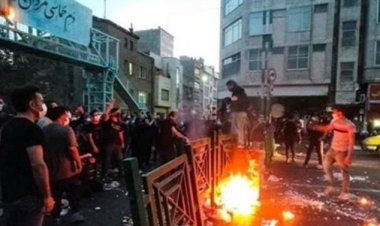 قلة الأجور تُشعل شوارع إيران بالتظاهرات.. وآخرون يطالبون بتحسين الخدمات الصحية