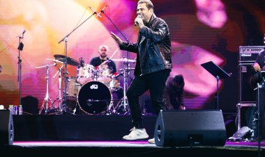 «ميوزك أورد» تحتفل بتصدر عمرو دياب قائمة أفضل فنان عربي لعام 2022