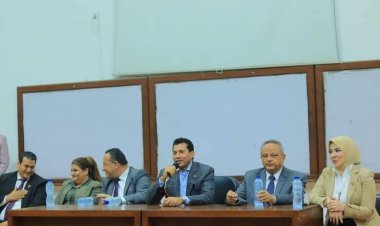 وزير الرياضة يلتقى مجموعة من الشباب داخل جامعة الاسكندرية