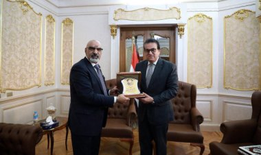 وزير الصحة يوجه بالاستمرار في تقديم الخدمات التأمينية بالتوازي مع منظومة التأمين الصحي الشامل