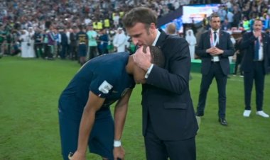 «دموع وأحضان وتواضع».. الرئيس ماكرون اللاعب رقم 12 بمنتخبه الفرنسي بنهائي مونديال 2022