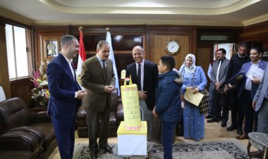 محافظ كفر الشيخ ونائبه يكرمان الطالب صاحب مشروع تنقية دخان المصانع