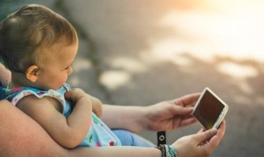 أستاذ طب نفس مُحذرًا:  الطفل أقل من سنتين ممنوع من الموبايل والتليفزيون