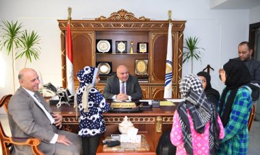 محافظ قنا يلتقي «65 مواطن» بمكتبه للإستماع إلى شكواهم