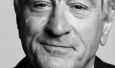 القبض على امرأة تسرق هدايا شجرة الميلاد الخاصة بروبرت دي نيرو