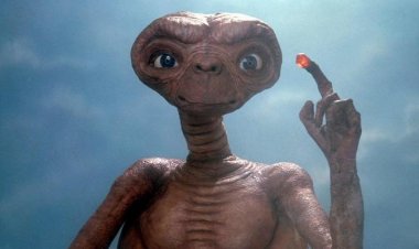 بيع الدمية الفضائية الشهيرة من فيلم «إي تي»  مقابل 2.6  مليون دولار