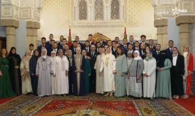 استقبال أسطوري لأسود الأطلس.. وملك الغرب يكرم أمهاتهم