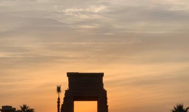 أكثر من ألف سائح مصري وأجنبي يشهدون ظاهرة تعامد الشمس على معابد الكرنك