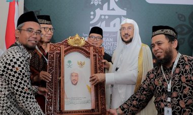 مجلس العلماء الإندونيسي يمنح وزير الشؤون الإسلامية وسام الاستحقاق من الطبقة الأولى