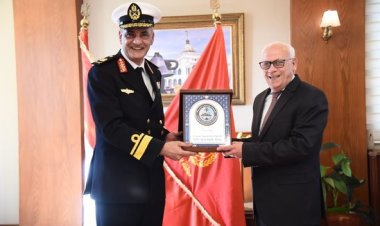 قائد القاعدة البحرية ونائب رئيس اقتصادية قناة السويس يهنئان محافظ بورسعيد بذكرى عيد النصر