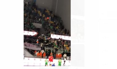 كارثة جديدة داخل الملاعب.. سقوط مدرج حديدي في مباراة الأهلي والاتحاد السكندري للسلة (فيديو)