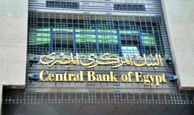 خبير مصرفي يكشف سبب خفض حدود تدبير الدولار لعمليات السحب خارج مصر