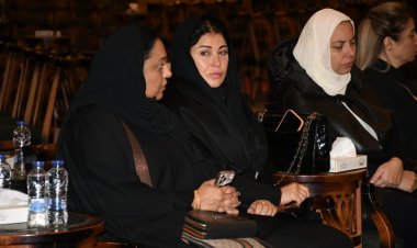 شاهد|  الحزن يسيطر على جومانة مراد أثناء تلقيها عزاء والدها