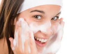 «خطوات سهلة ومكونات موجودة في البيت».. تعرفي على خطوات تنظيف البشرة قبل النوم