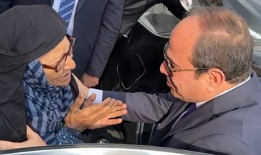فيديو| الرئيس السيسي يوقف موكبه لرؤية سيدة جالسة على الرصيف