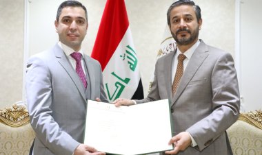 وزير التعليم يكرم تدريسيا من جامعة الموصل ويؤكد: الانجازات تشكل معلما مهما للجامعات العراقية