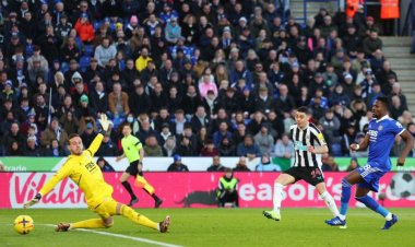 نيوكاسل يرتقي لوصافة الدوري الإنجليزي بثلاثية أمام ليستر