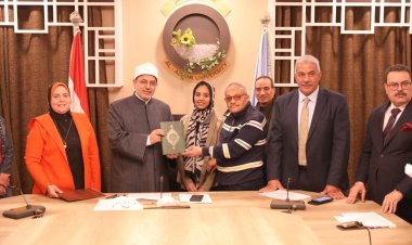 رئيس جامعة الأزهر يكرم اثنين من الموظفين  لبلوغهما السن القانونية