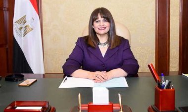 وزيرة الهجرة تكشف تفاصيل حادث السفينة على حدود تركيا عن قرب