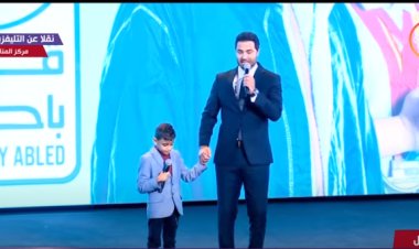 كريم فهمي يقدم انجازات «قادرون باختلاف» مع بطل مصر في السباحة