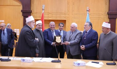 مجلس جامعة الأزهر يكرم عميد طب الأسنان لجهوده في نهضة الكلية