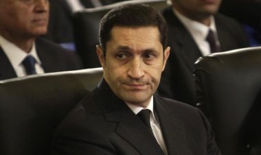 على أرجل الفراخ.. تعليق لعلاء مبارك يفتح النار عليه من جديد