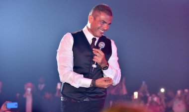 في أقل من ساعة.. عمرو دياب يتصدر التريند بـ«ماتيجي نفك»