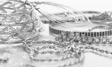 انخفاض سعر الفضة محلياً وعالمياً .. وعيار 925 يسجل 17.28جنيهاً 