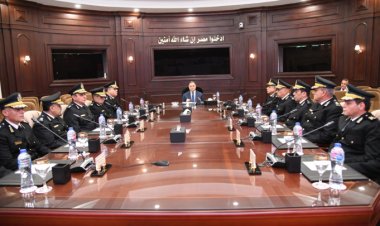 وزير الداخلية يجتمع بمساعديه لاستعراض خطة تأمين احتفالات أعياد الميلاد
