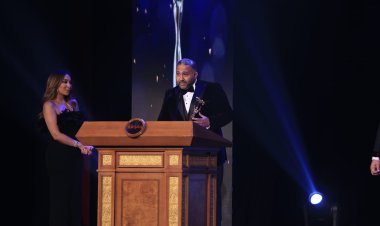 قبل أيام من عرض فيلمه "الباب الأخضر".. رؤوف عبد العزيز يحصد جائزة التميز بمهرجان الأفضل لعام 2022