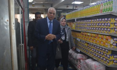 خلال جولته على المحلات.. محافظ الجيزة يشدد على وضع قوائم أسعار السلع
