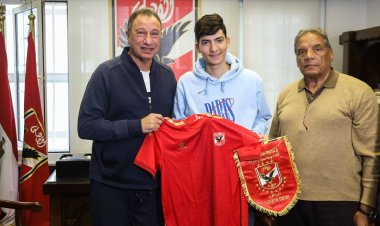 استجابة لدعوة الرئيس.. الخطيب يستقبل البطل «محمود أحمد» والطفلة «تاليا» بالأهلي