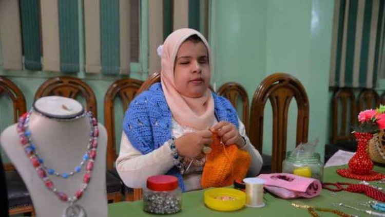 أهدت الرئيس السيسي سبحة من الفيروز.. من هي ياسمين كشك؟