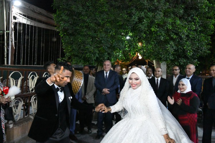 محافظ قنا وكيلا لثامن فتاة من دار الرحمة خلال عقد قرانها