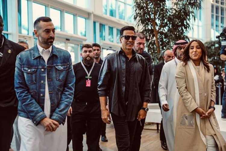 الممثل الهندي أكشاي كومار محاطا بالجمهور السعودي في جدة