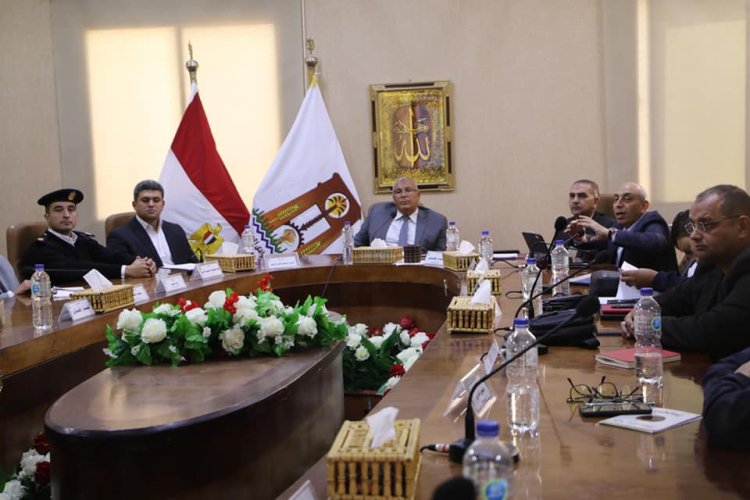 محافظ الوادي الجديد يبحث إنشاء مركز السيطرة الموحد للطوارئ