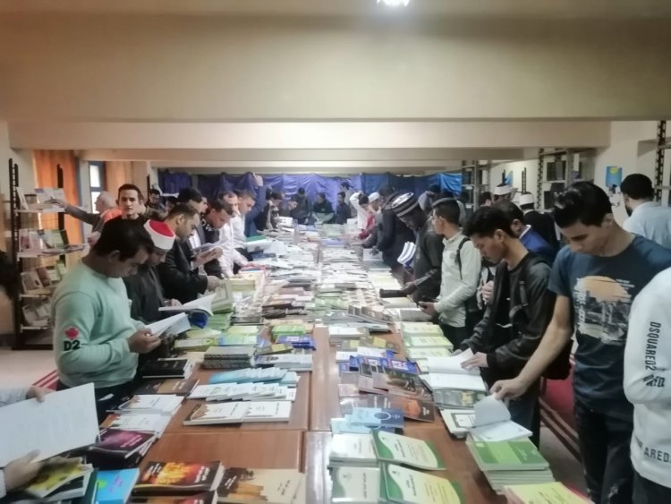إقبال كبير على إصدارات المجلس الأعلى للشئون الإسلامية في أول أيام معرض الكتاب