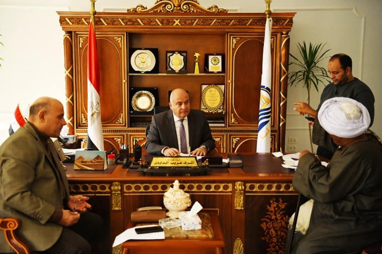 خلال استقباله للمواطنين بمكتبه.. محافظ قنا يبحث 109 شكاوى