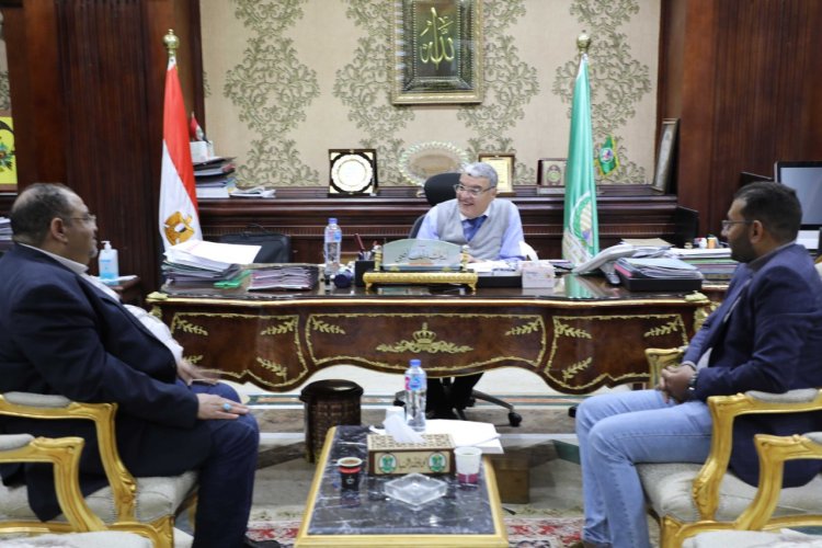 محافظ المنيا يبحث دعم الأنشطة الثقافية والفنية مع رئيس إقليم وسط الصعيد
