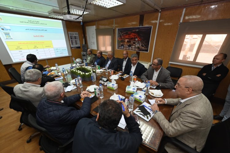 وزير الإسكان يتابع موقف مشروعات مياه الشرب والصرف الجارى تنفيذها بالإسكندرية
