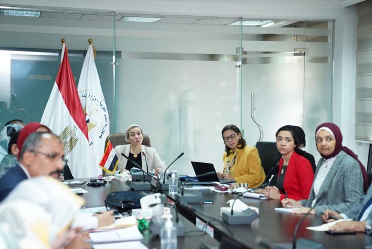 وزيرة البيئة تلتقى بالعاملين بجهاز تنظيم إدارة المخلفات وتناقش سبل تطوير آليات العمل