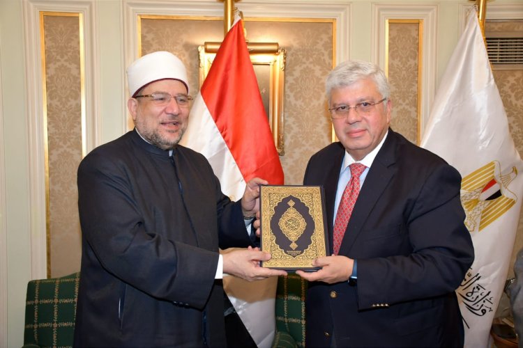 وزيرا الأوقاف والتعليم العالي يناقشان سبل تطوير أكاديمية الأوقاف الدولية
