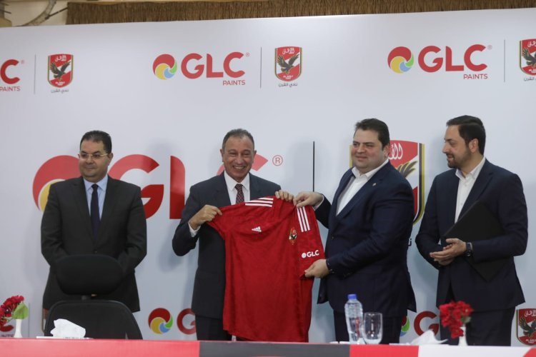 «الخطيب» يهدي درع وقميص الأهلي للمدير التنفيذي لشركة GLC